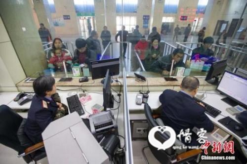 资料图:民众正在购买车票。中新社记者 张云 摄 资料图:民众正在购买车票。中新社记者 张云 摄
