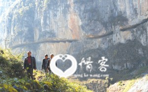 村民走在石板河村通村公路对面的小路上。