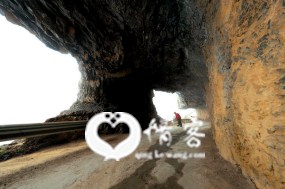 悬崖上的通村公路。