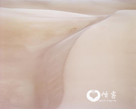来看这位意大利摄影师镜头下的沙漠，虚幻又真实