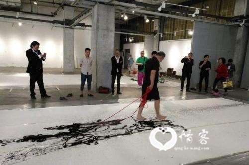 邵岩用绳子蘸墨进行创作。邵岩官网截图