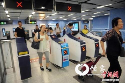 资料图：民众进入港铁车站。<a target='_blank' href='http://www.chinanews.com/'>中新社</a>记者谭达明摄