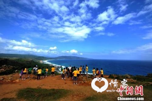资料图：台湾屏东县旅游胜地垦丁海天一色的美景，吸引大批游客前来游览。<a target='_blank' href='http://www.chinanews.com/'>中新社</a>发王东明摄