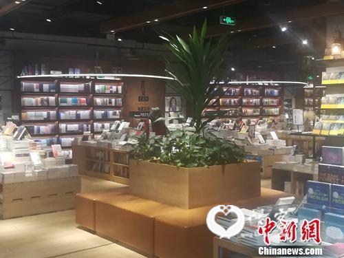 一家设计很有特色的书店。上官云摄