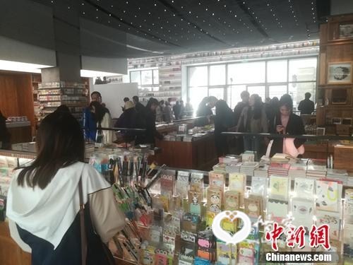 前门附近的书店Page One吸引了很多读者。上官云摄