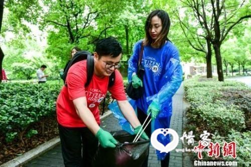 资料图： 青年志愿者们参加“环保跑拾活动”，化身“行走的垃圾桶”，身体力行宣传垃圾分类知识。　申海摄