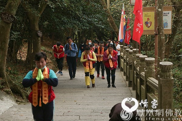 随喜参加的护法居士（图片来源：凤凰网佛教 摄影：普陀山佛教）