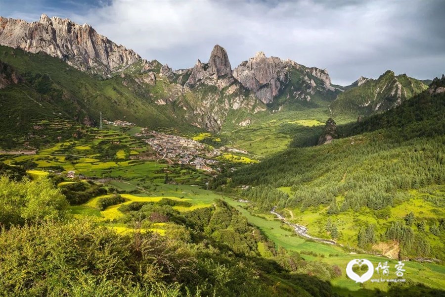 甘肃甘南，扎尕那山村全景