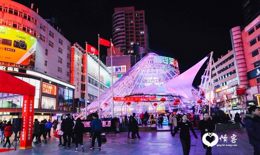 南京新街口准备在正洪街广场上打造一个“南京最美的外摆市集”。 资料图