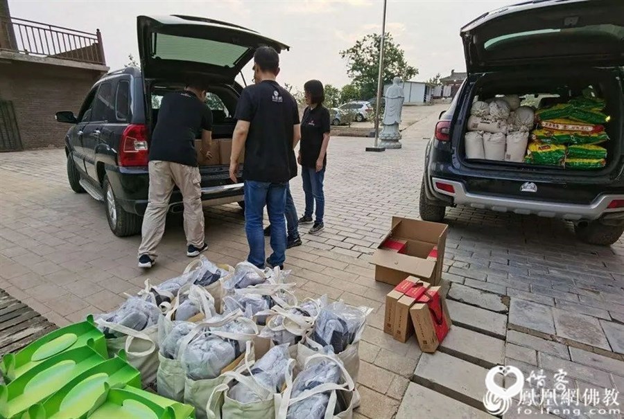 慧海公益团队将端午爱心礼包装车(图片来源:凤凰网佛教)