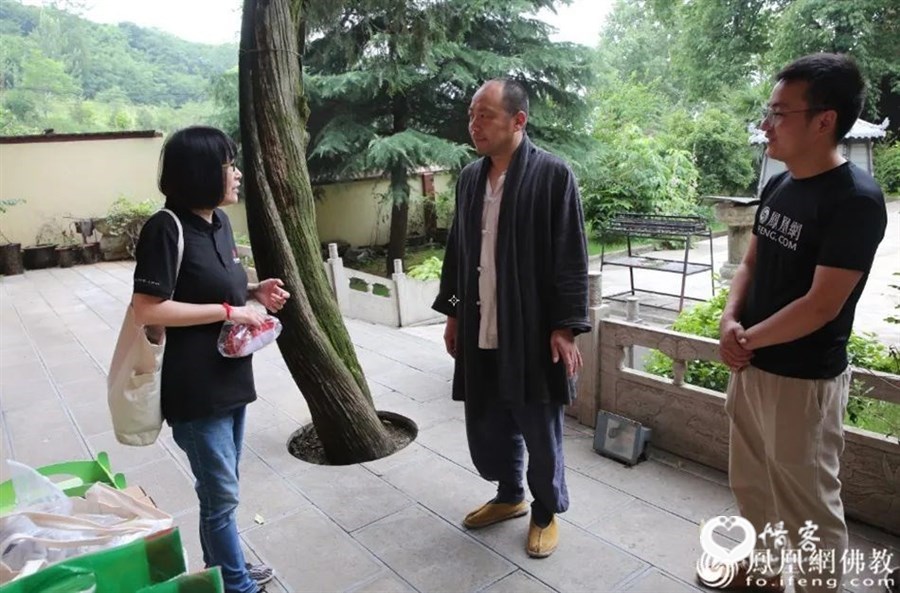 慧海公益工作团队与弥陀古寺觉海法师交流(图片来源:凤凰网佛教)