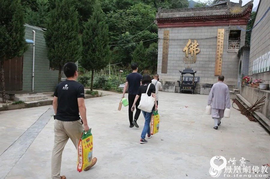 慰问终南山弥陀古寺(图片来源:凤凰网佛教)