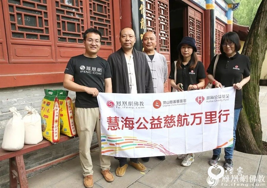 为弥陀古寺僧众送上端午爱心礼包(图片来源:凤凰网佛教)