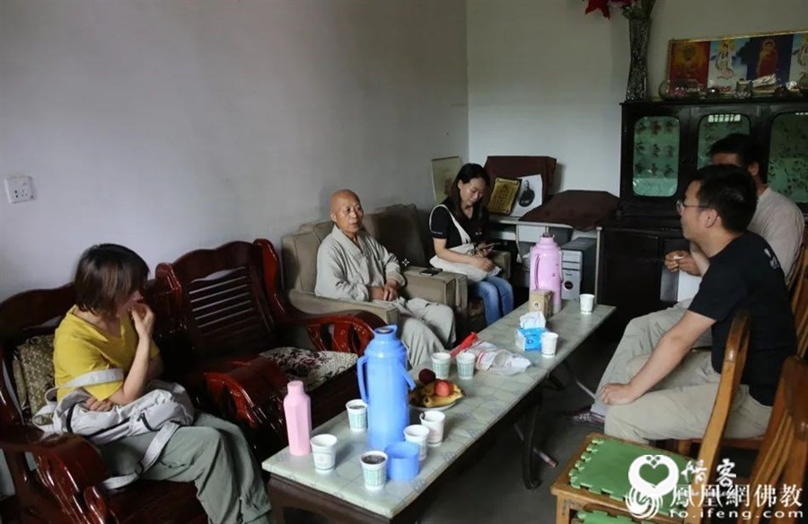 慧海公益团队与丰德寺法师交流(图片来源:凤凰网佛教)