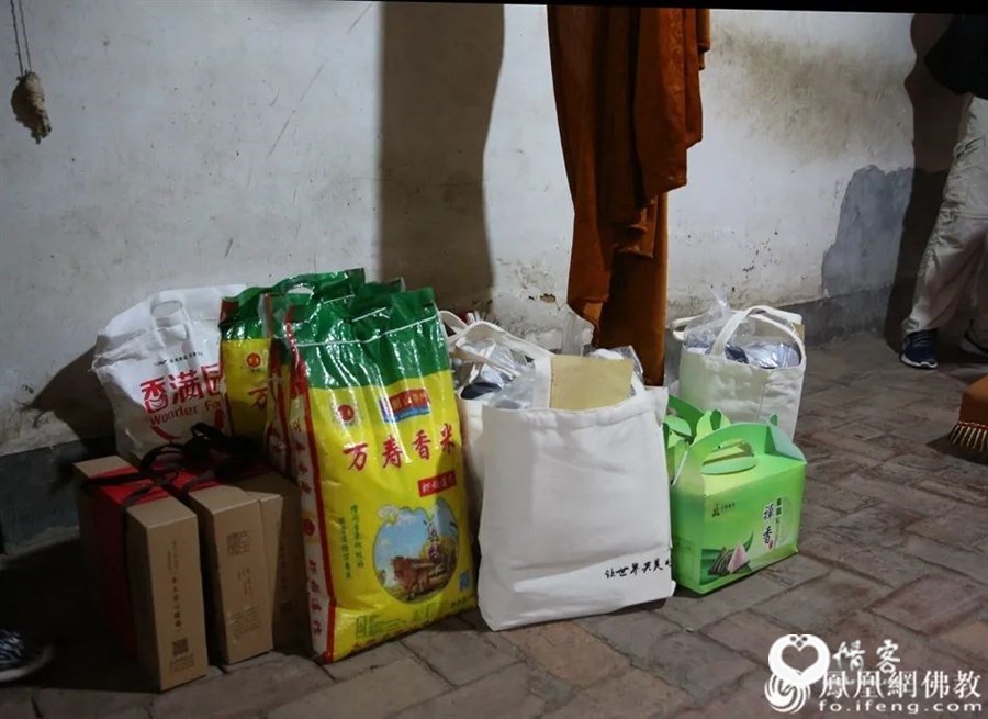 为终南山圆通茅蓬僧众送去的端午爱心礼包(图片来源:凤凰网佛教)