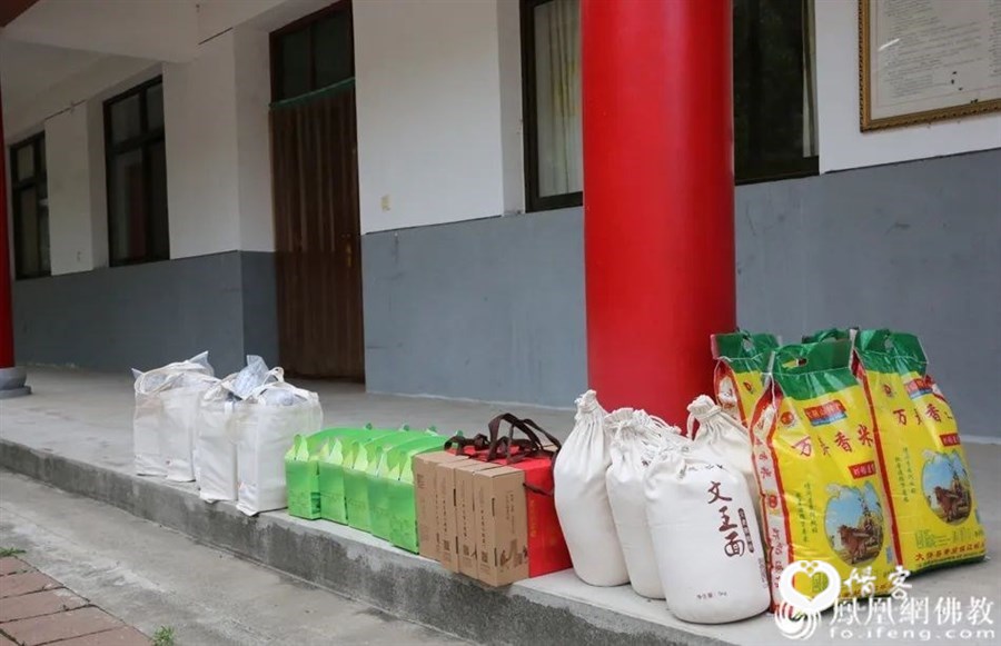 为终南山大圆寺僧众送来的端午爱心礼包(图片来源:凤凰网佛教)