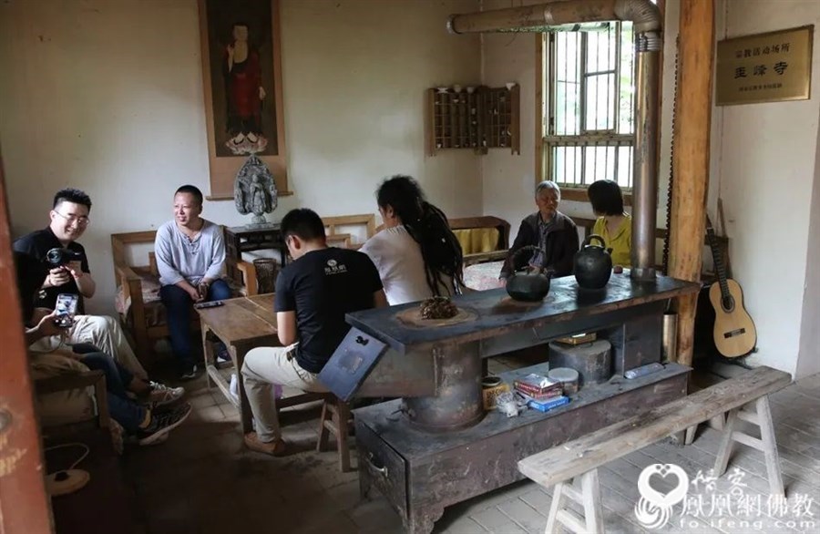 与终南山圭峰寺常住居士交流(图片来源:凤凰网佛教)
