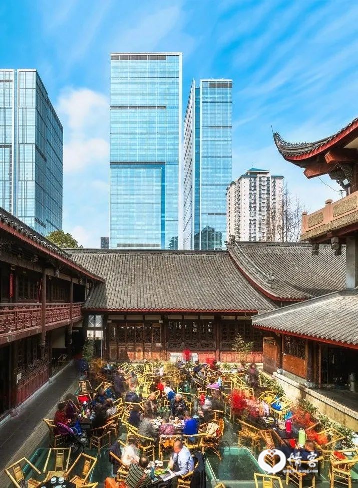 ▲ 高楼之下，大慈寺中，成都人的生活热火朝天。 图/图虫·创意