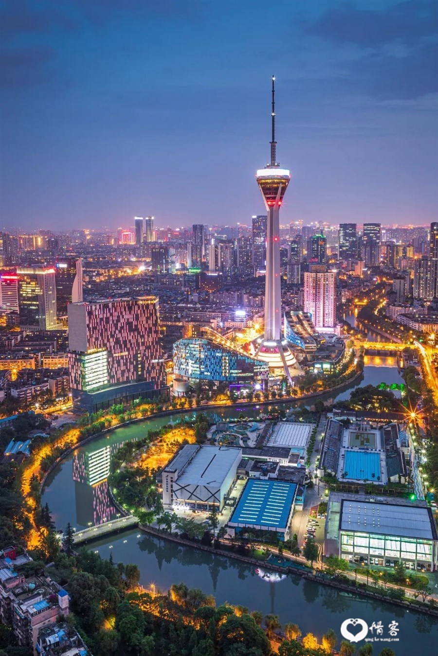 ▲ 成都府河，锦绣天府塔。 图/视觉中国