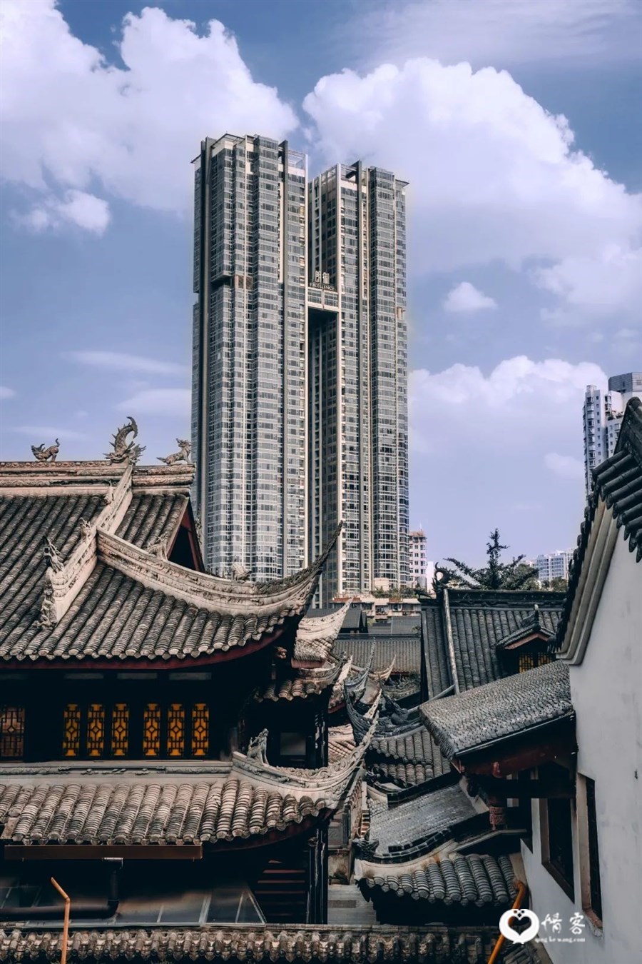 ▲ 在成都，古老的楼宇与现代的建筑并存。 摄影/咔咔