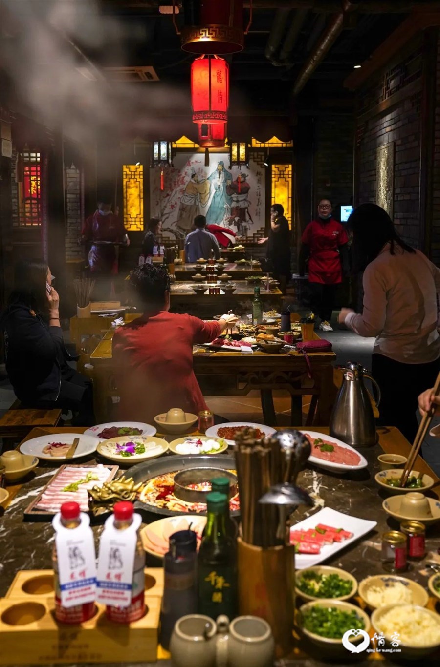▲ 沸腾的火锅店，自然是成都最有烟火气的地方。 摄影/知柏