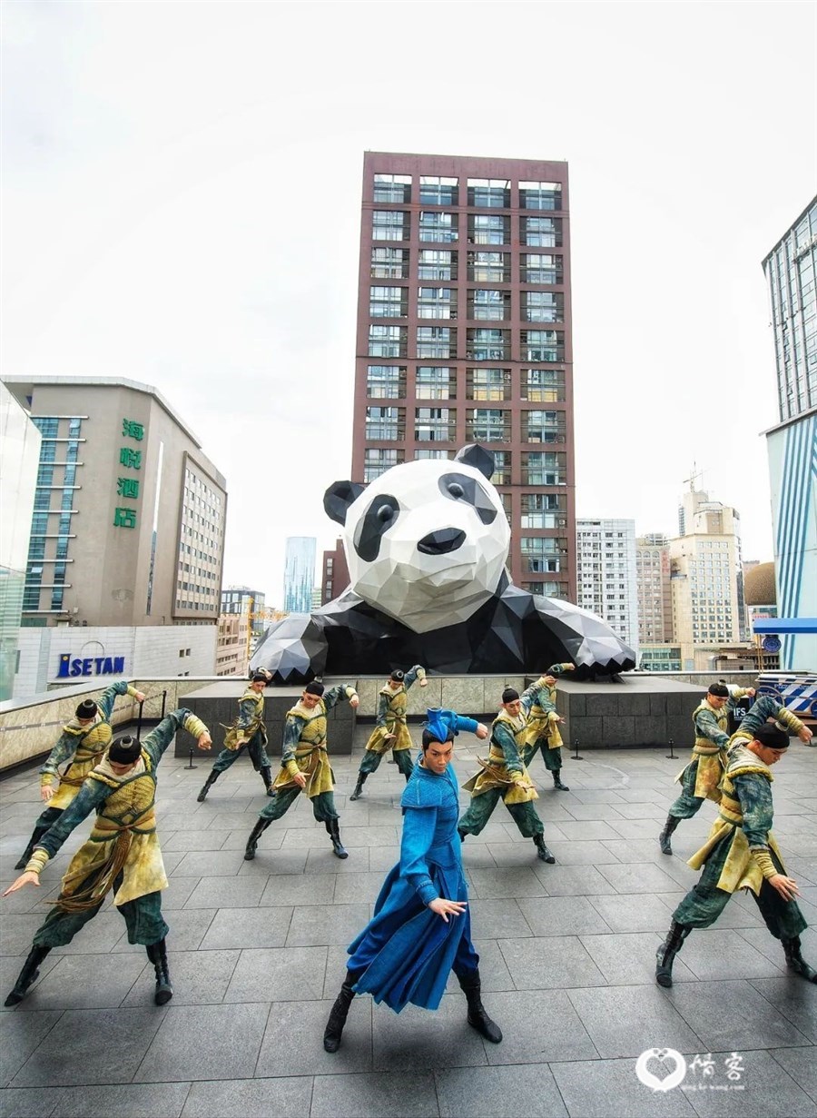 ▲ “蓉城之秋”花木兰歌剧在成都的快闪活动现场。图/视觉中国