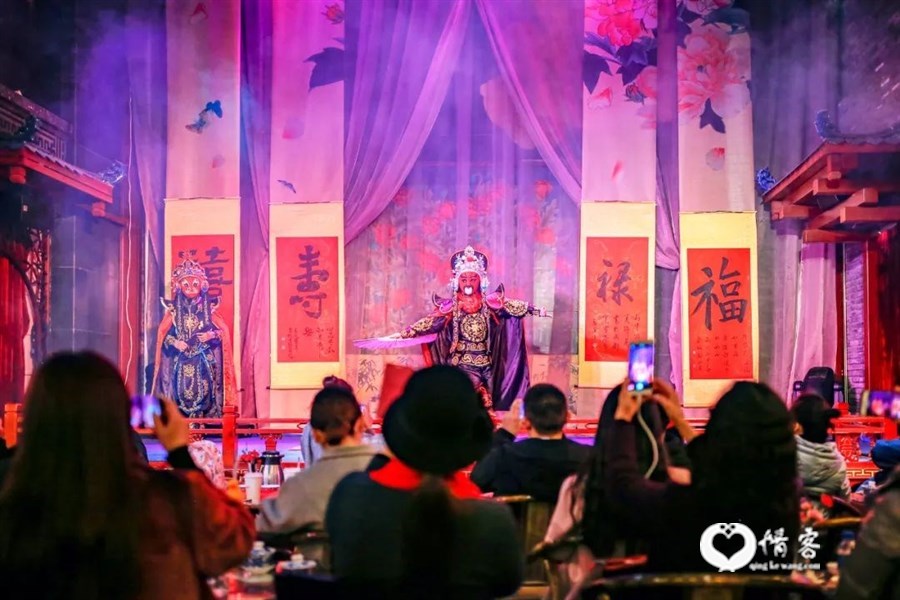 ▲坐茶馆、看川剧，成都火锅店里拥有无限的可能。 图1摄影/咔咔 图2摄影/张永锋
