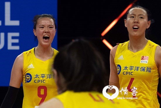 6月1日，中国队球员张常宁（左）和杨涵玉在比赛中。当日，在意大利里米尼举行的2021年世界女排联赛预赛第五轮比赛中，中国队以2:3不敌加拿大队。新华社发
