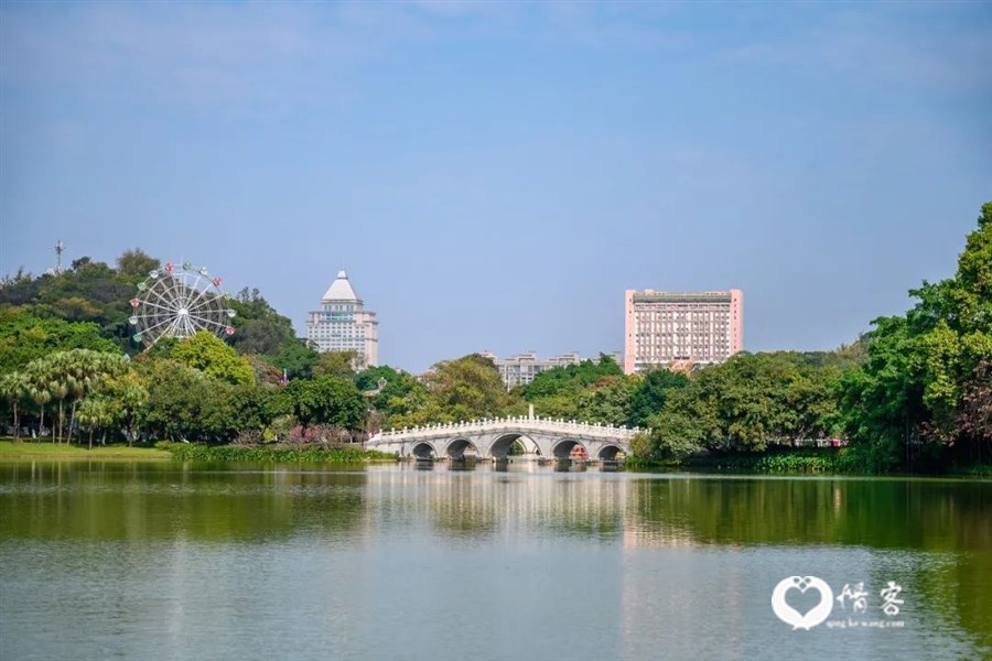 △江门市五邑大学（上）和东湖公园（下） / 图虫