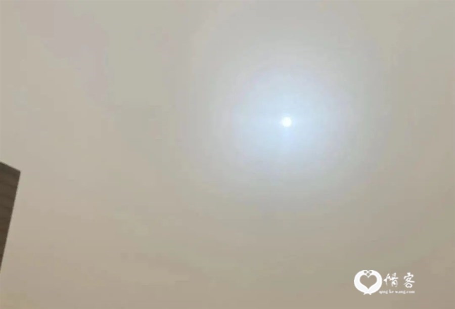 北京沙尘暴时出现的蓝太阳丨果壳编辑