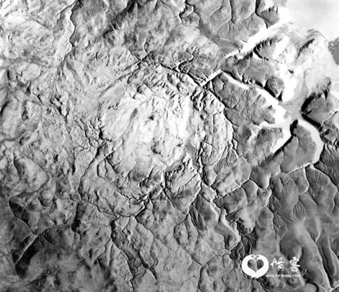 加拿大霍顿陨石坑卫星图像丨Denni / Wikipedia
