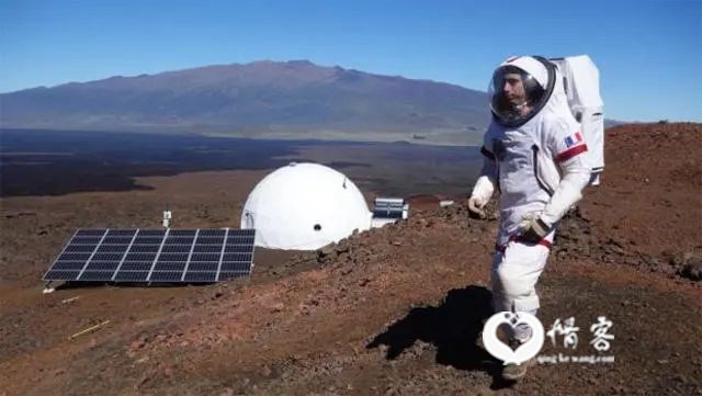 研究人员穿着宇航服模拟火星漫步丨NASA