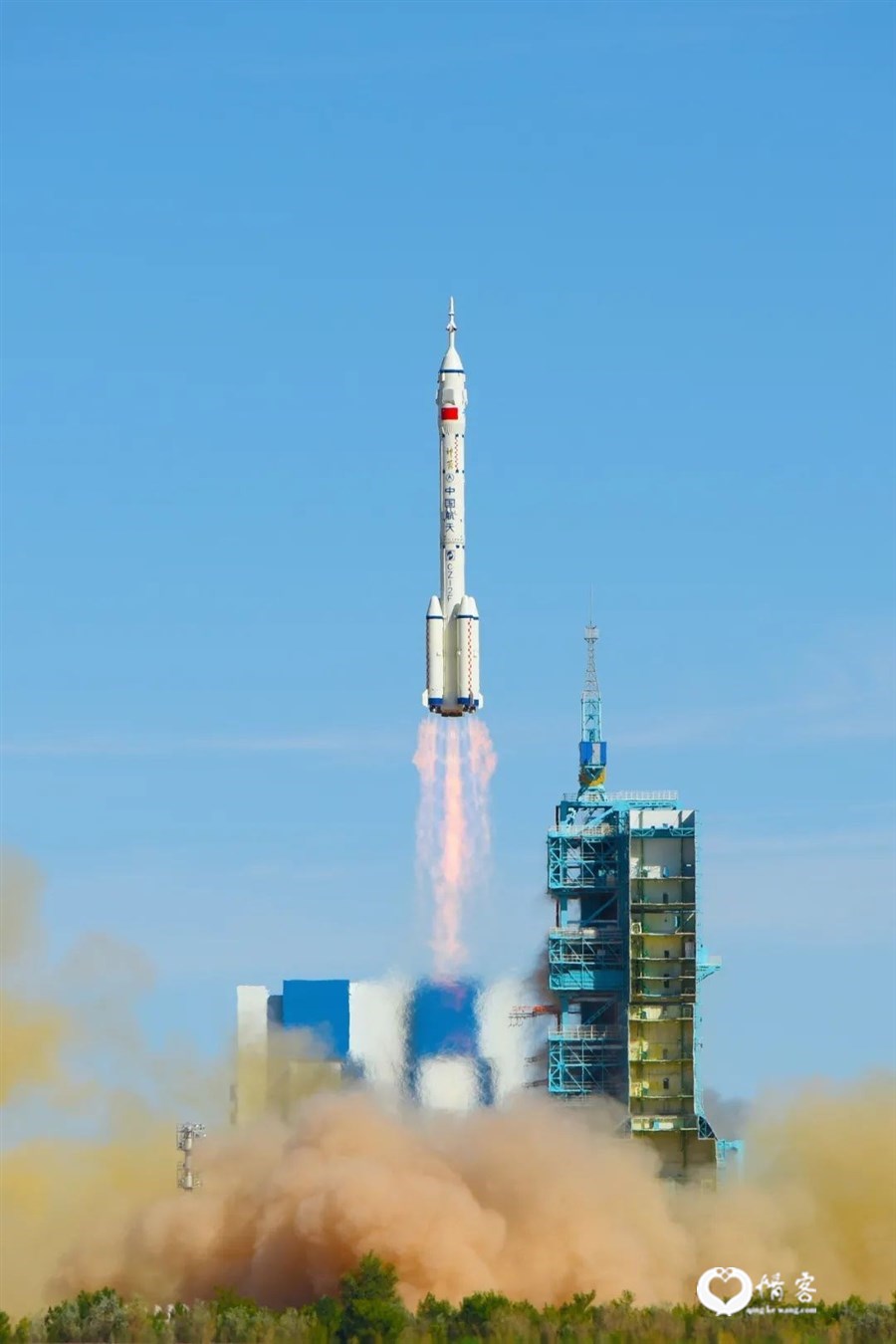 ▲ 酒泉卫星发射中心，搭载神舟十二号的长征二号F遥十二运载火箭火箭正在起飞。图/视 觉中国