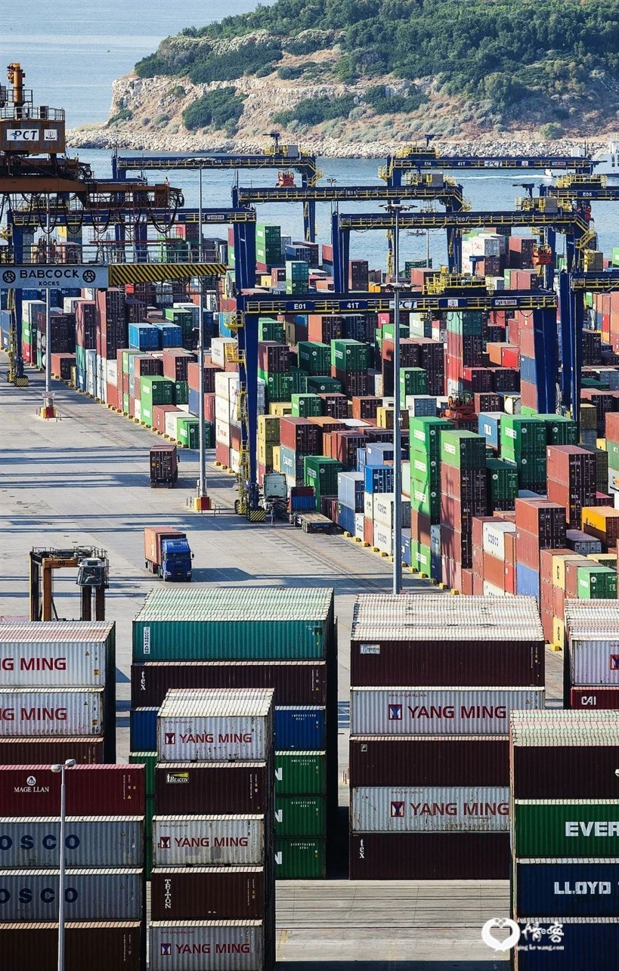 ▲ 比雷埃夫斯港为希腊最大港口，中远集团管理着该港口的两个集装箱码头 。图/视觉中国