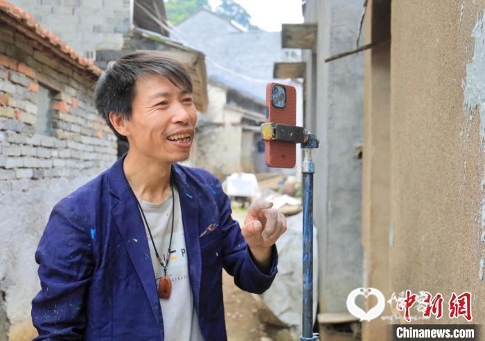 杨军昌准备拍摄短视频 项菁 摄