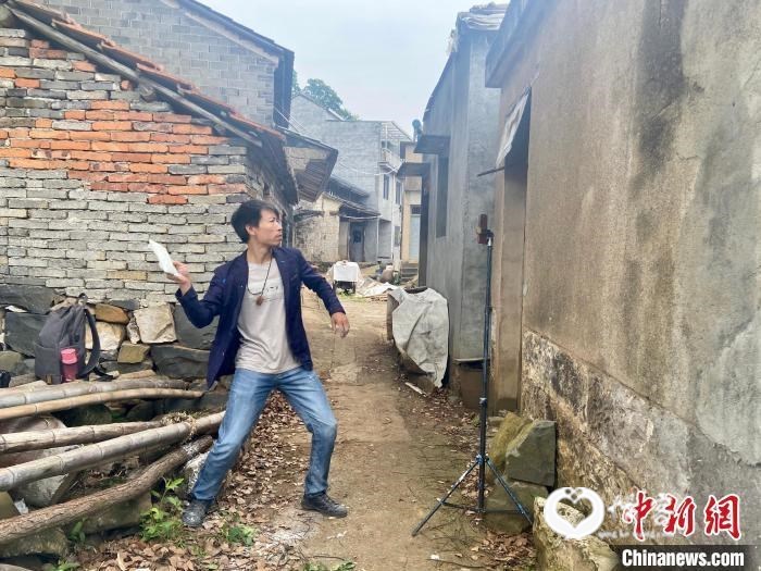 杨军昌一边泼墨一边拍摄短视频 项菁 摄