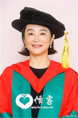 68岁林青霞与杨振宁同获香港大学名誉博士学位，发文回应：做梦都想不到