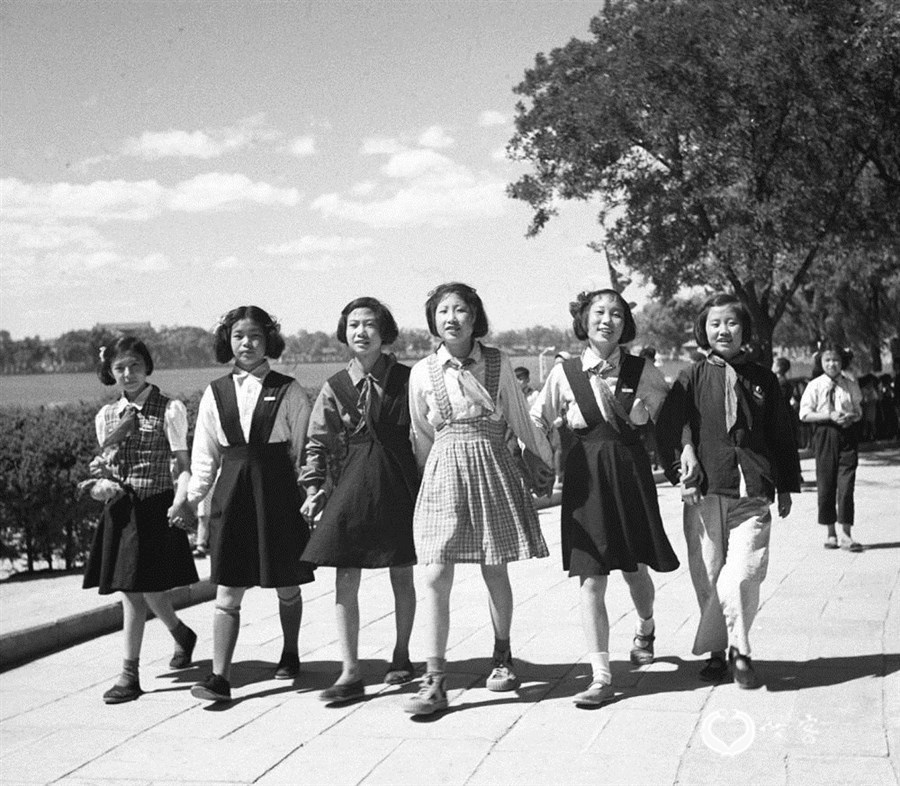 1952年,为庆祝“六一”国际儿童节,北京市少年儿童们欢快地在北海公园内游园。