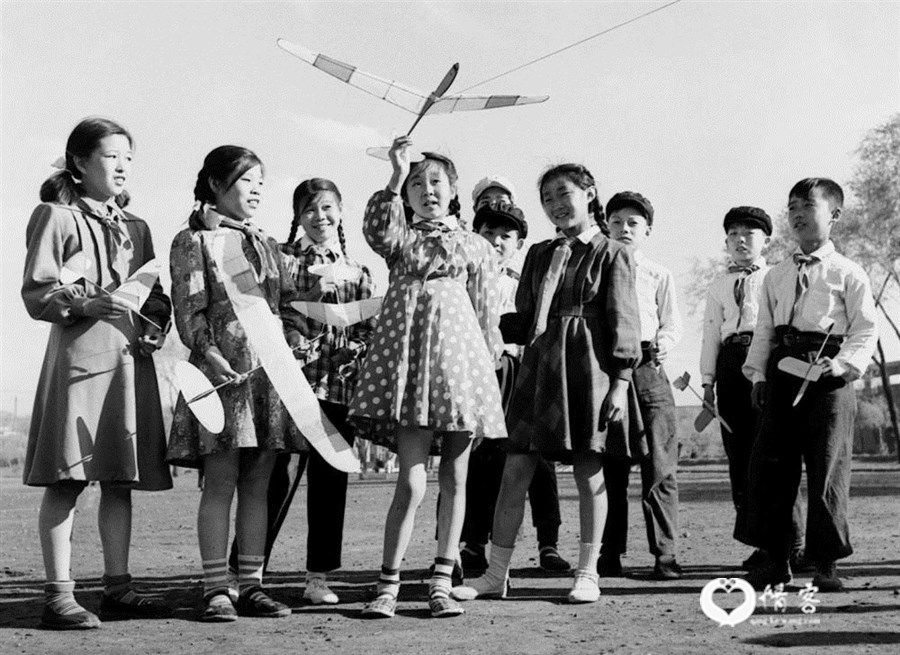 1956年5月30日,哈尔滨市少年宫的航空模型小组的少先队员,制作好一批滑翔机模型,迎接“六一”儿童节。图为他们在准备试飞的情形。
