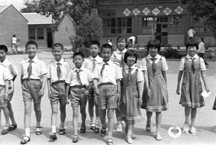 1983年“六一”儿童节前夕,北京市少先队员高兴地穿上了新队服。