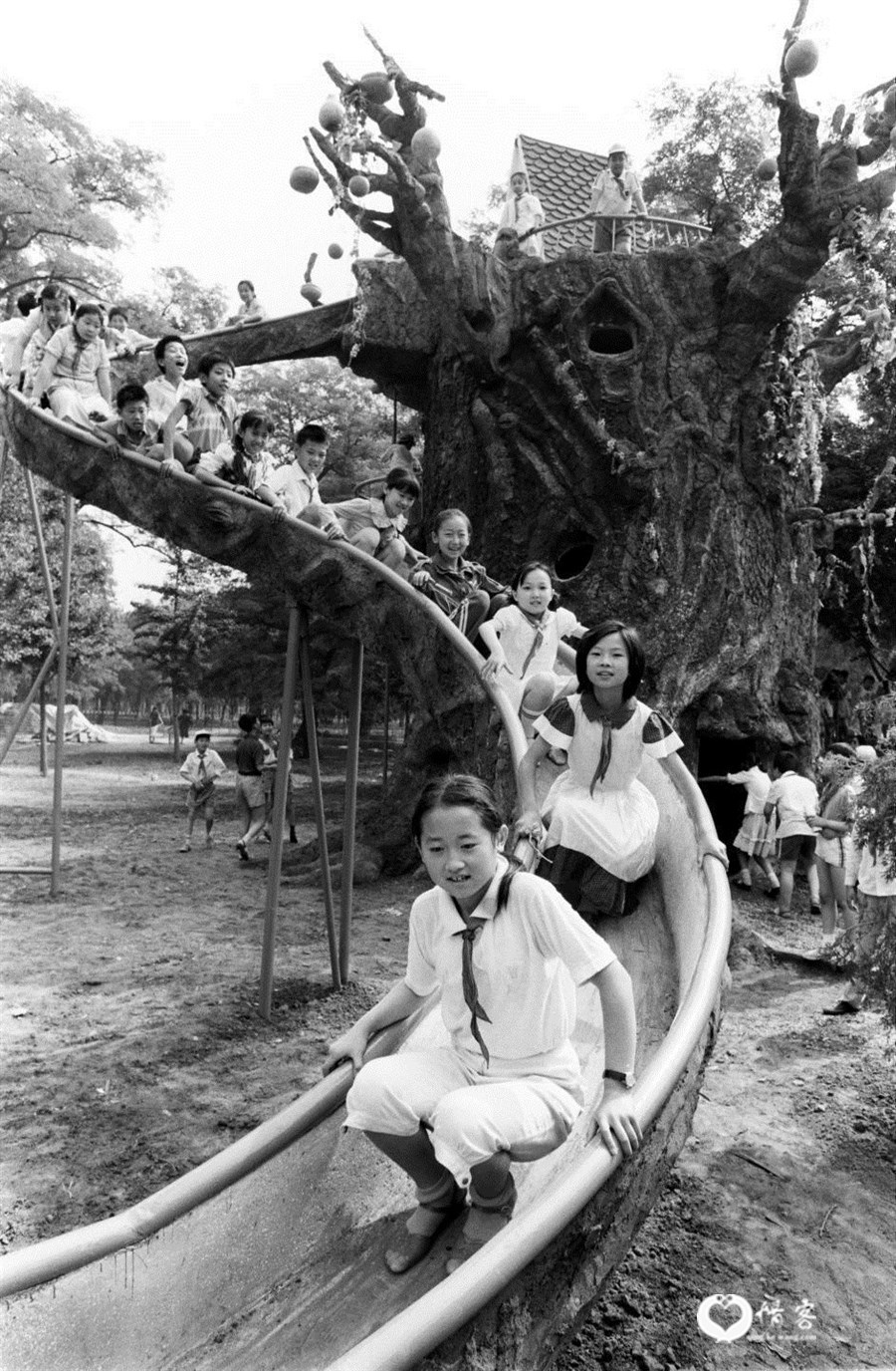 1989年6月1日,为庆祝“六一”儿童节,北京天坛公园当时新建成的儿童乐园向少年儿童开放。图为孩子们正在玩滑梯。