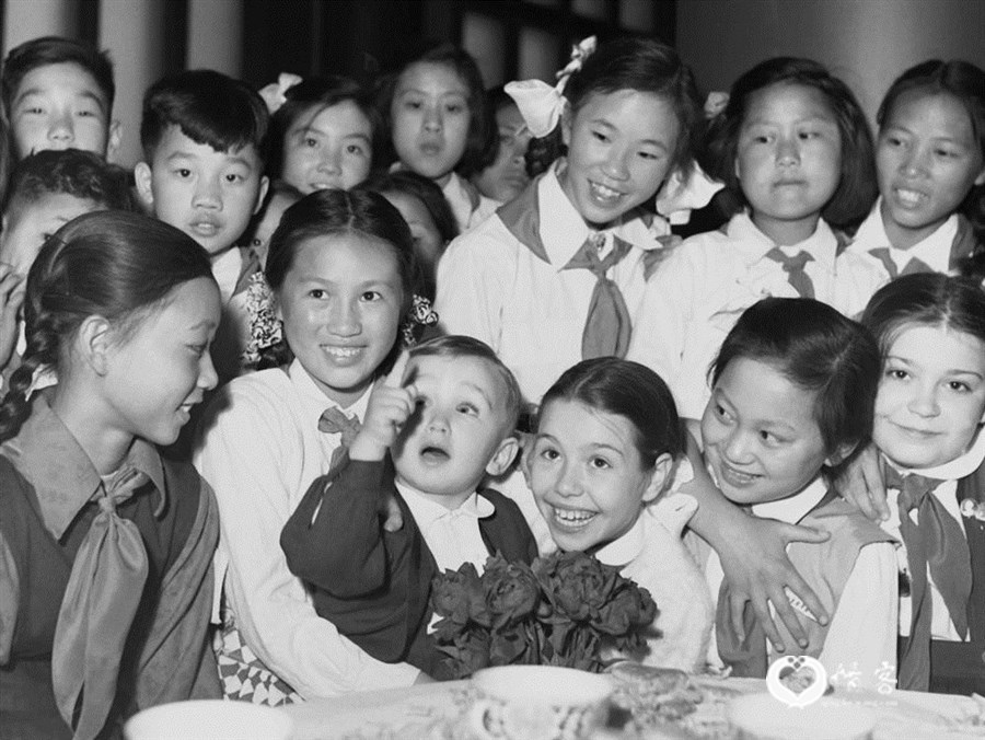 1955年6月1日上午,中外儿童在北京饭店举行联欢,庆祝“六一”国际儿童节。