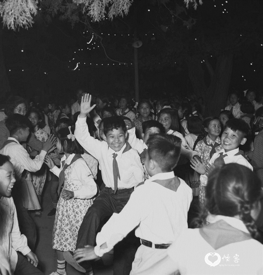 1957年5月31日晚上,北京市儿童在北京中山公园游园联欢,庆祝“六一”国际儿童节。