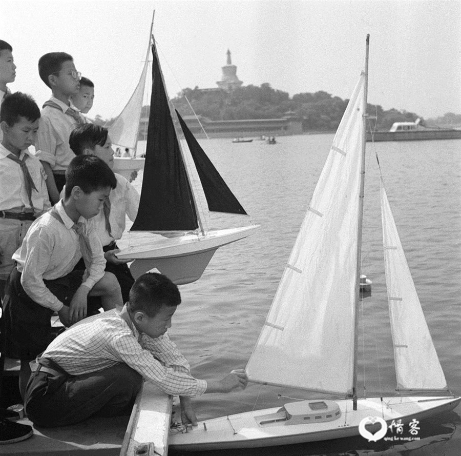 1962年6月1日,孩子们正在参加航海模型表演活动。