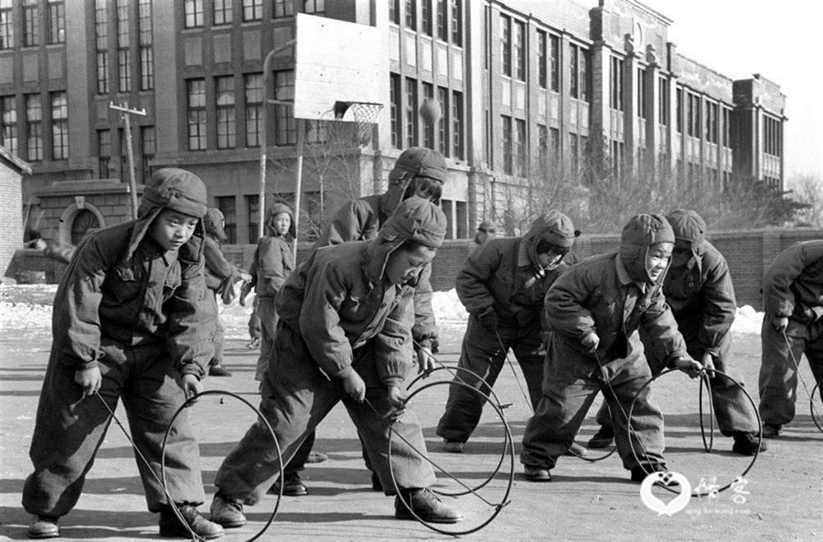 1957年冬,沈阳市一个小学的学生在滚铁环。