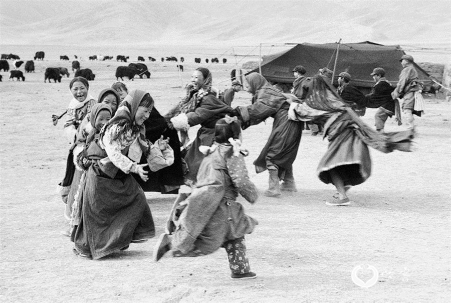 1964年,青海省海南藏族自治州原河卡乡(现河卡镇)的小学生们在做老鹰抓小鸡的游戏。