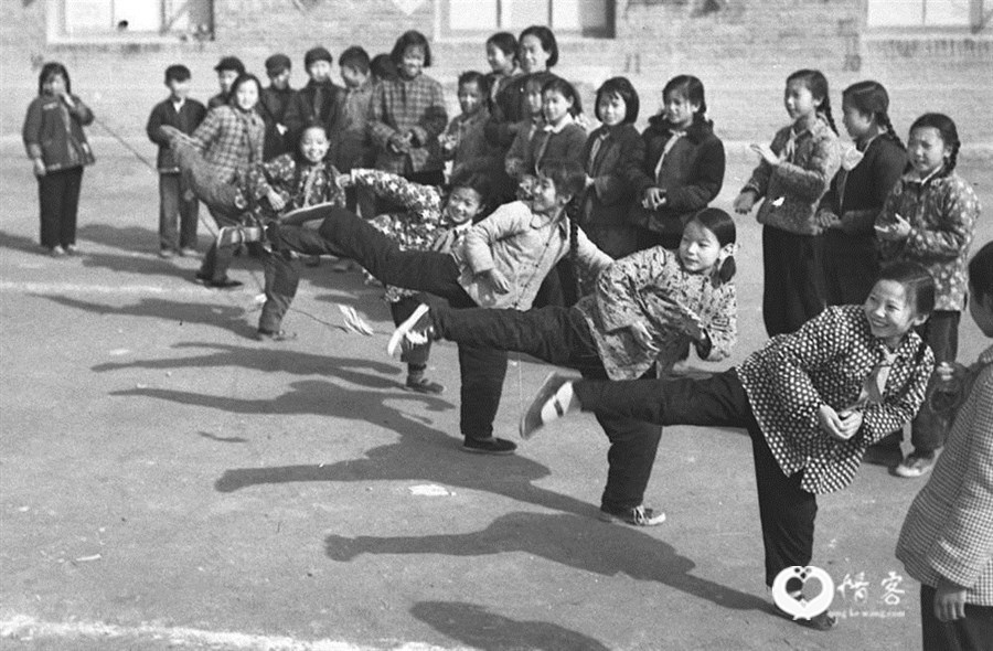 1959年12月,兰州一只船小学的孩子们在课后进行跳皮筋比赛。