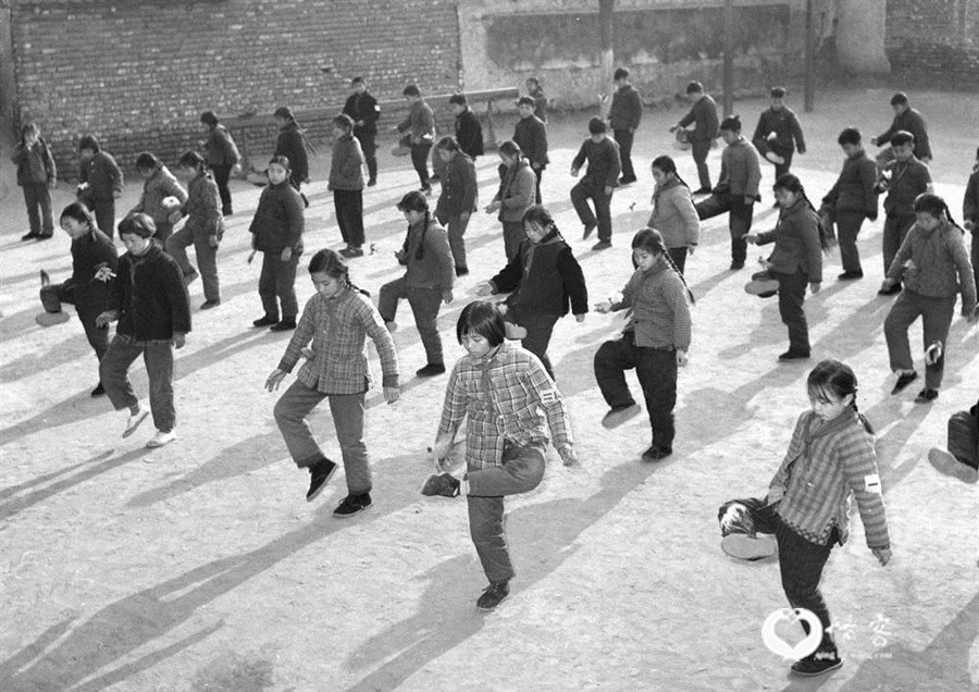 1965年,当时的北京市崇文区兴隆街第一小学在学生中开展踢毽子活动。