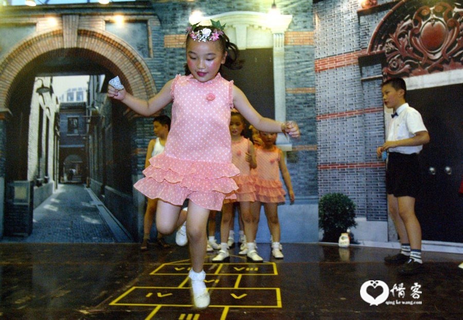 2004年7月10日,首届上海国际少年儿童文化艺术博览会在上海东亚展览馆开幕,这是几名孩子在博览会上玩“跳房子”的游戏。
