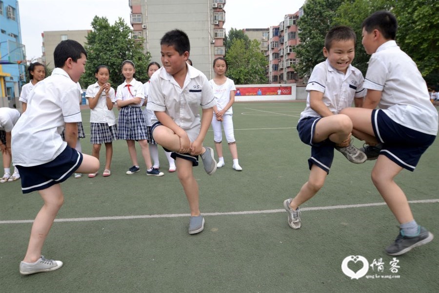 2014年5月28日,河北省邯郸市渚河路小学的学生在玩“斗驹”。